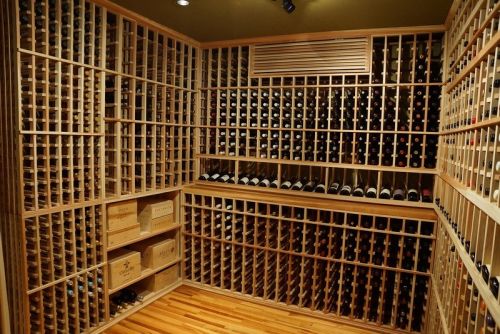 Learn more about this wine cellar refrigeration system installation project in a traditional wine cellar with wooden wine racks. Click here!